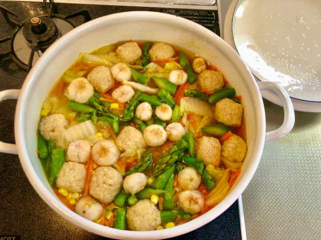 白菜たっぷり「鶏団子の具だくさんとろとろスープ」アスパラ、麩を加えてさらに煮る。