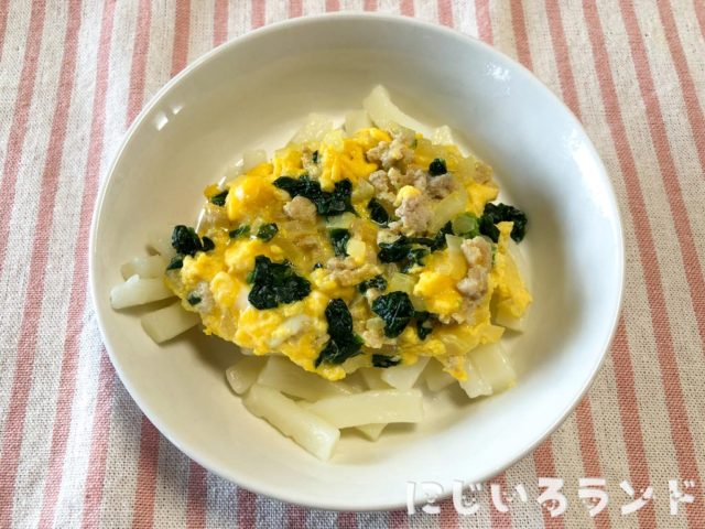 カミカミ期からOK☆ふわふわ卵がおいしい「親子焼うどん」給食レシピ｜幼児食・離乳食