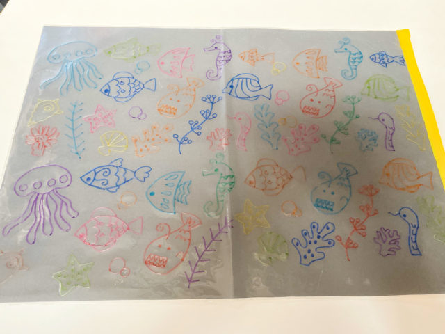 アレンジ自在♪100円ショップで材料が揃う手作りおもちゃ「探せ！海の探検隊」クリアパックの上からお魚のイラストを描く