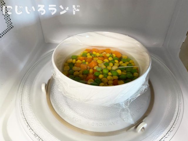 市販のコーンスープで簡単に作れる「パングラタン」ミックスベジタブルを解凍する