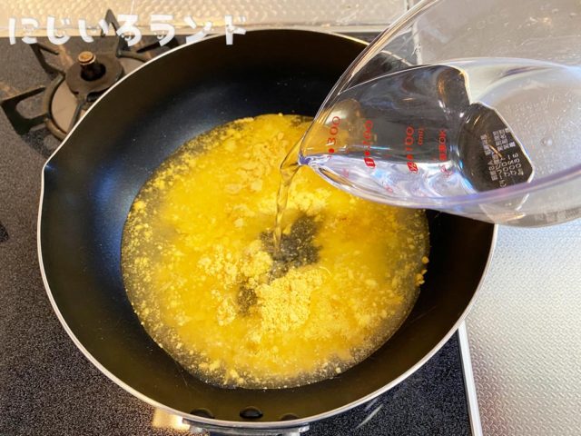 市販のコーンスープで簡単に作れる「パングラタン」鍋にコーンクリームスープの素と水を入れて火にかける