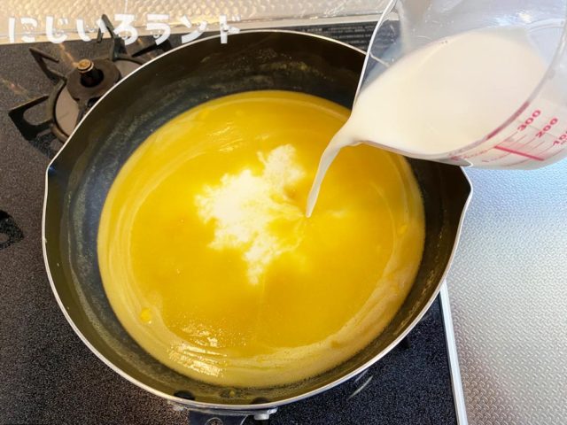 市販のコーンスープで簡単に作れる「パングラタン」牛乳を加えて軽く煮込む