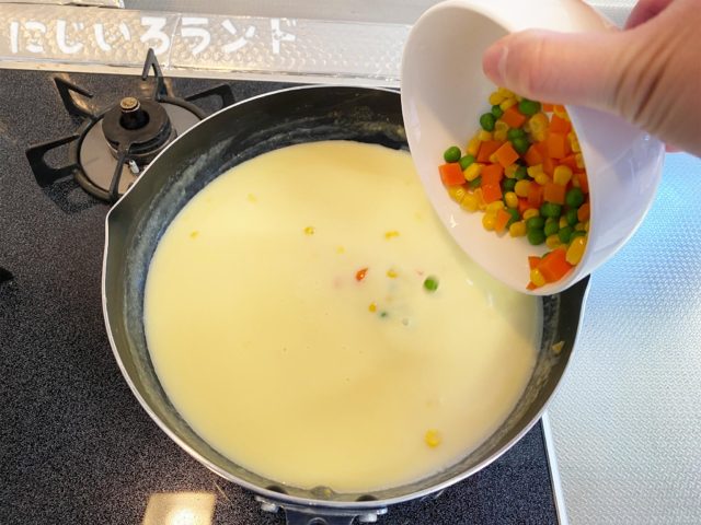 市販のコーンスープで簡単に作れる「パングラタン」ミックスベジタブルとウインナーを加える
