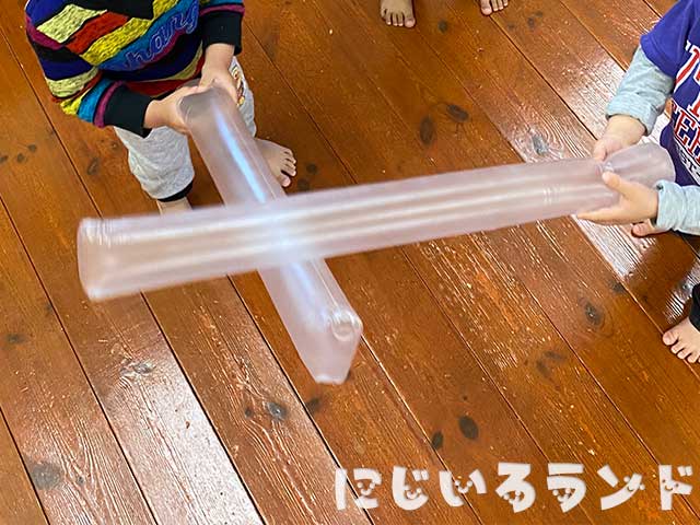 室内で体を動かそう♪「傘袋チャンバラ」100円ショップの材料で手作りおもちゃ【おうち遊び】