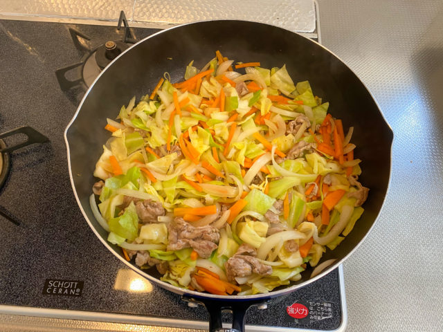 離乳食分は取り分けでOK「焼うどん」野菜を加えてしんなりするまで炒める